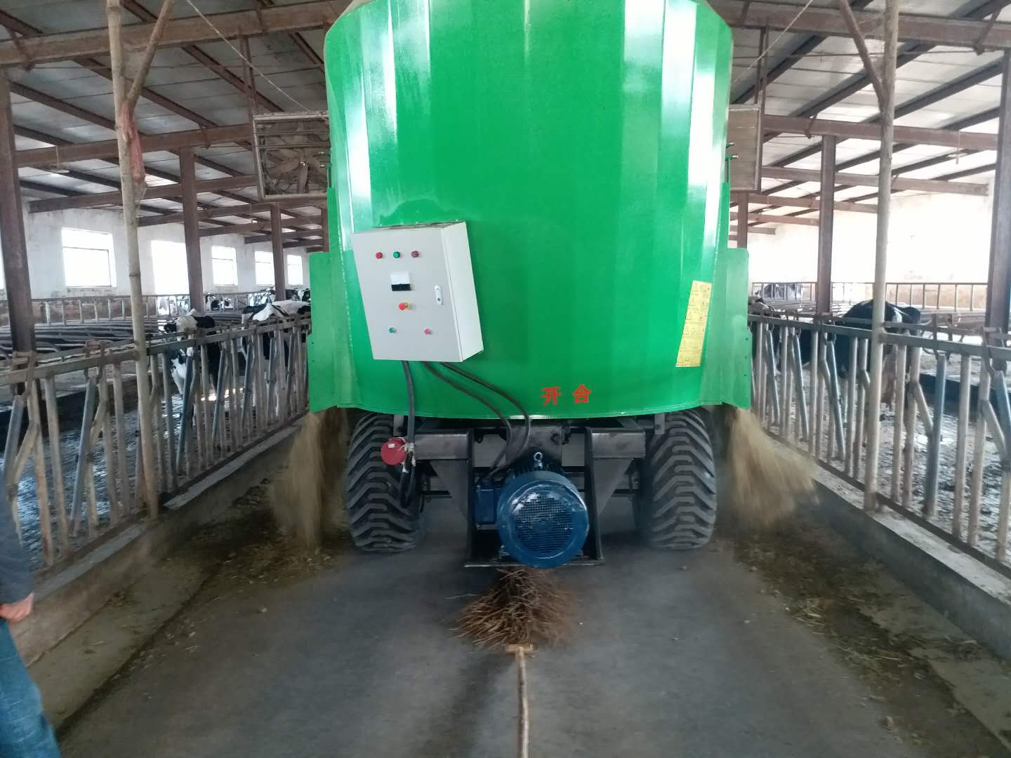 河南某公司購買固定式TMR攪拌機 河南某公司購買固定式TMR攪拌機