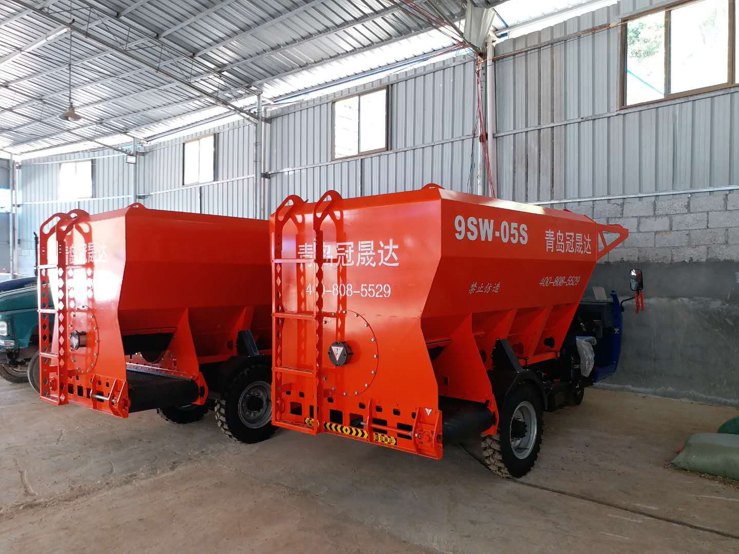 河南某公司購買雙側(cè)撒料機 河南某公司購買雙側(cè)撒料機